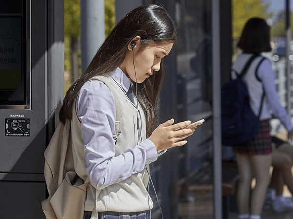 通学中に英会話レッスンをする学生